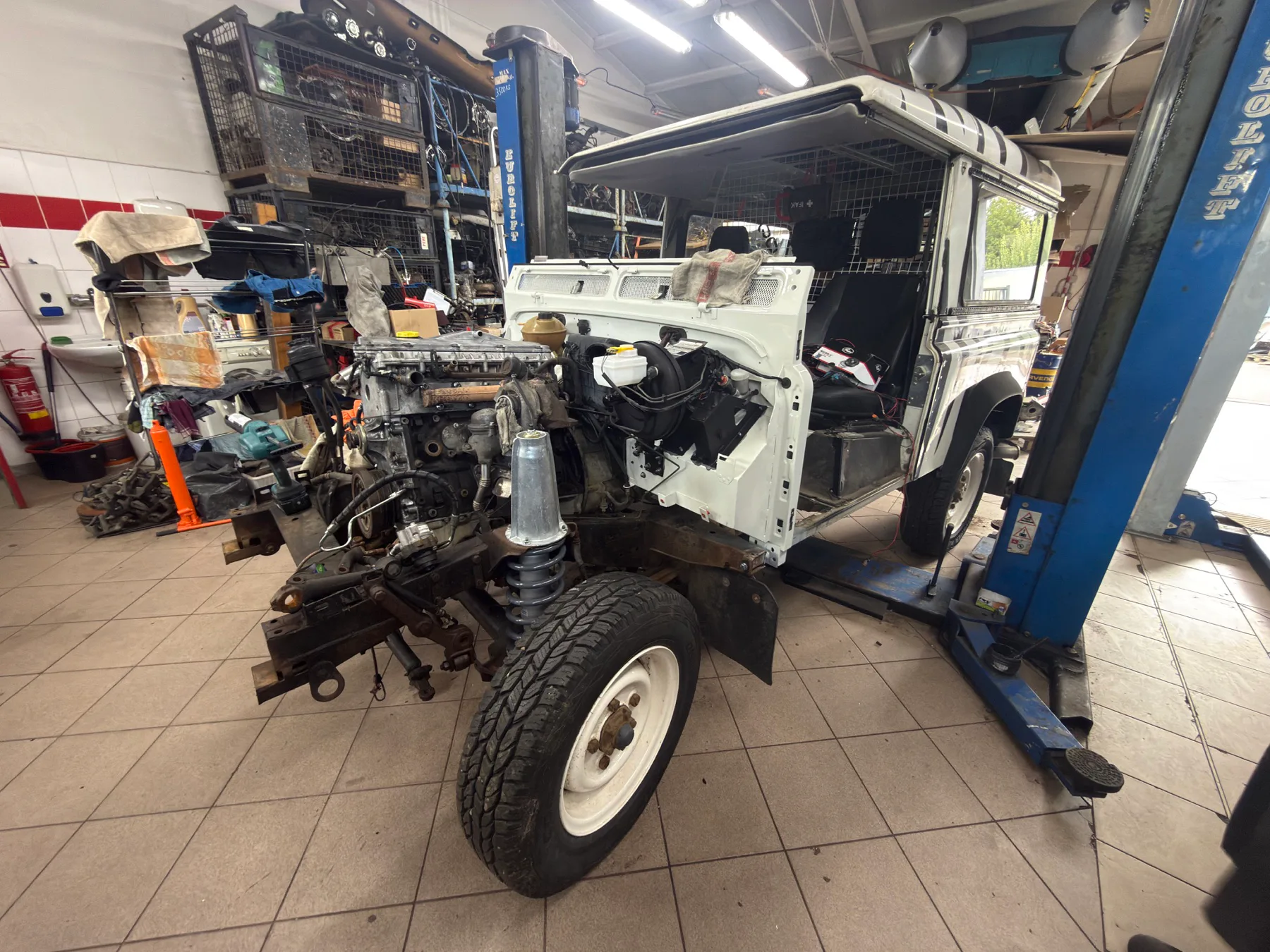 Defender během servisní přípravy v dílně